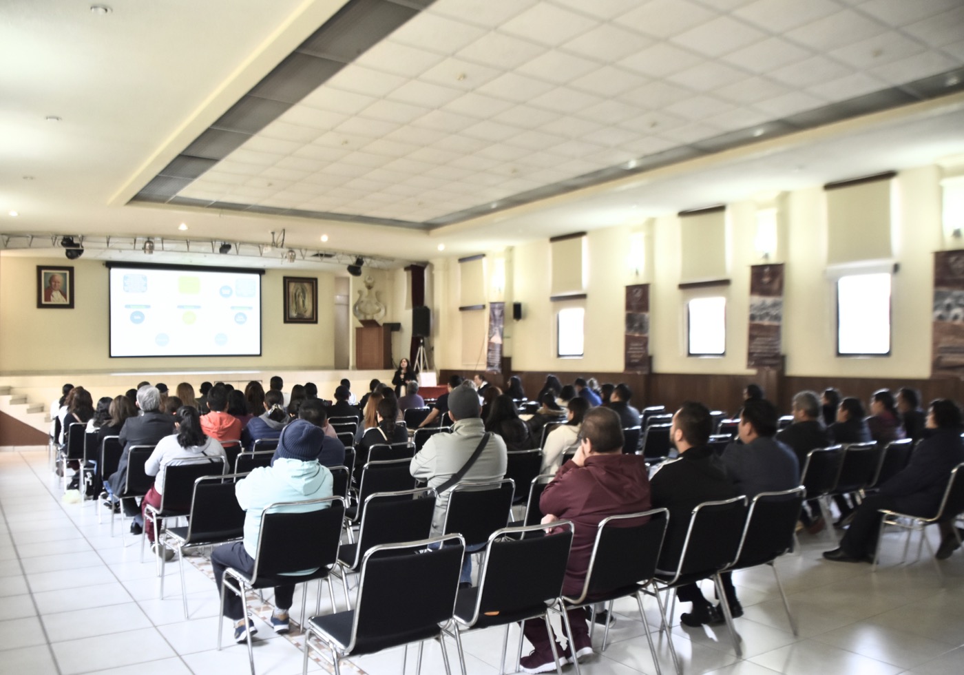 Reunión de padres de familia en el auditorio del Colegio Mercedes
